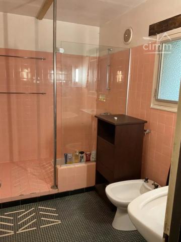Agréable maison de 163 m² avec deux terrasses et un jardin, à proximité de toutes les commodités du village.