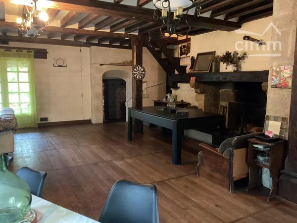 Agréable maison de 163 m² avec deux terrasses et un jardin, à proximité de toutes les commodités du village.