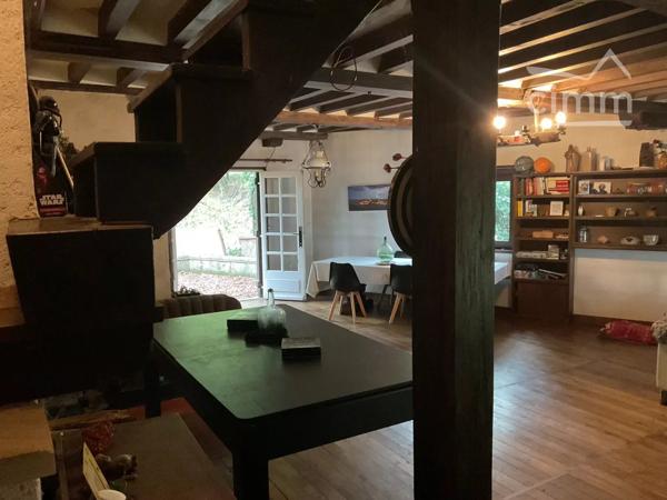 Agréable maison de 163 m² avec deux terrasses et un jardin, à proximité de toutes les commodités du village.