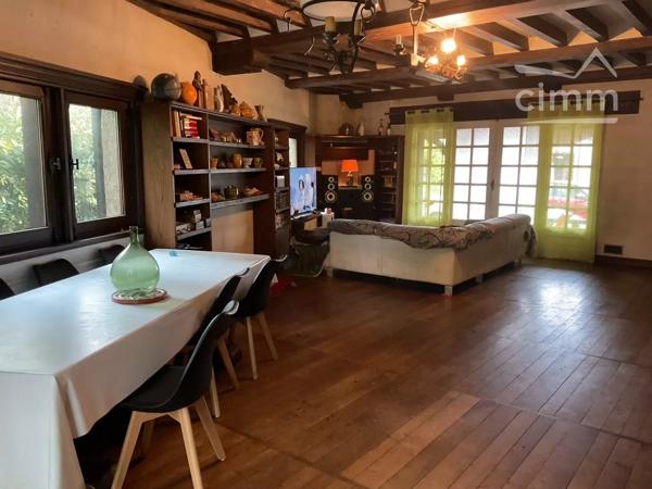 Agréable maison de 163 m² avec deux terrasses et un jardin, à proximité de toutes les commodités du village.