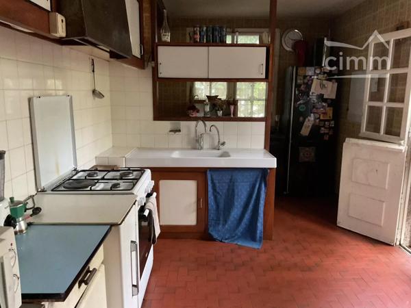 Agréable maison de 163 m² avec deux terrasses et un jardin, à proximité de toutes les commodités du village.