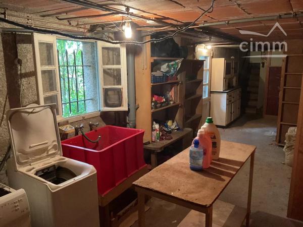 Agréable maison de 163 m² avec deux terrasses et un jardin, à proximité de toutes les commodités du village.