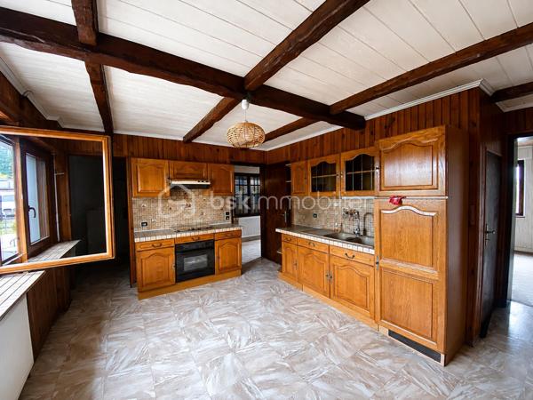 FORBACH
Maison mitoyenne à rénover, sur sous-sol.

Profitez de cette opportunité pour acquérir votre premier bien immobilier, ou pour investir dans un solide projet locatif.
Une base saine avec un toit en bon état pour cette maison disposant :
D'une belle entrée une grande cuisine dînatoire, un salon, des WC ; 
Deux chambres et une salle d'eau à l'étage.
La maison laisse la possibilité de profiter de combles aménageables facilement accessible (3 ème chambre, bureau, salle de jeu..)
Un jardin et un garage complètent le bien.