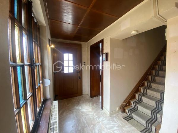 FORBACH
Maison mitoyenne à rénover, sur sous-sol.

Profitez de cette opportunité pour acquérir votre premier bien immobilier, ou pour investir dans un solide projet locatif.
Une base saine avec un toit en bon état pour cette maison disposant :
D'une belle entrée une grande cuisine dînatoire, un salon, des WC ; 
Deux chambres et une salle d'eau à l'étage.
La maison laisse la possibilité de profiter de combles aménageables facilement accessible (3 ème chambre, bureau, salle de jeu..)
Un jardin et un garage complètent le bien.