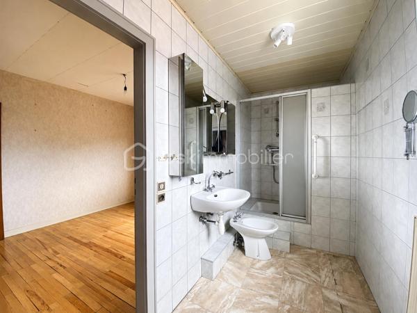 FORBACH
Maison mitoyenne à rénover, sur sous-sol.

Profitez de cette opportunité pour acquérir votre premier bien immobilier, ou pour investir dans un solide projet locatif.
Une base saine avec un toit en bon état pour cette maison disposant :
D'une belle entrée une grande cuisine dînatoire, un salon, des WC ; 
Deux chambres et une salle d'eau à l'étage.
La maison laisse la possibilité de profiter de combles aménageables facilement accessible (3 ème chambre, bureau, salle de jeu..)
Un jardin et un garage complètent le bien.