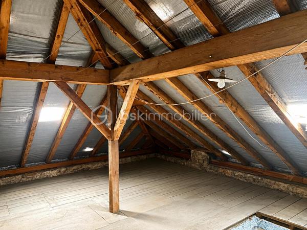 FORBACH
Maison mitoyenne à rénover, sur sous-sol.

Profitez de cette opportunité pour acquérir votre premier bien immobilier, ou pour investir dans un solide projet locatif.
Une base saine avec un toit en bon état pour cette maison disposant :
D'une belle entrée une grande cuisine dînatoire, un salon, des WC ; 
Deux chambres et une salle d'eau à l'étage.
La maison laisse la possibilité de profiter de combles aménageables facilement accessible (3 ème chambre, bureau, salle de jeu..)
Un jardin et un garage complètent le bien.