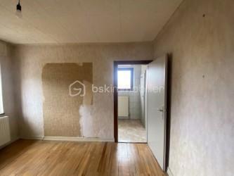 FORBACH
Maison mitoyenne à rénover, sur sous-sol.

Profitez de cette opportunité pour acquérir votre premier bien immobilier, ou pour investir dans un solide projet locatif.
Une base saine avec un toit en bon état pour cette maison disposant :
D'une belle entrée une grande cuisine dînatoire, un salon, des WC ; 
Deux chambres et une salle d'eau à l'étage.
La maison laisse la possibilité de profiter de combles aménageables facilement accessible (3 ème chambre, bureau, salle de jeu..)
Un jardin et un garage complètent le bien.