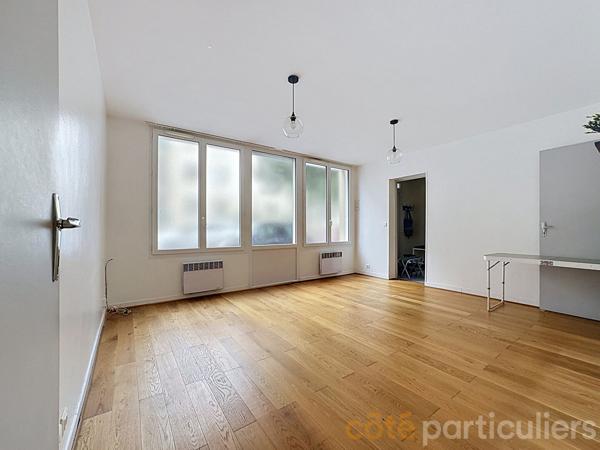 Vente
                Local d'activité55,33 m² - 3 Pièces -
                    SAINT MAUR DES FOSSES (94100)