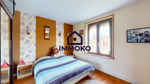 Lure (70200) Grande maison familiale érigée sur sous-sol sans vis-à-vis avec piscine sur Lure