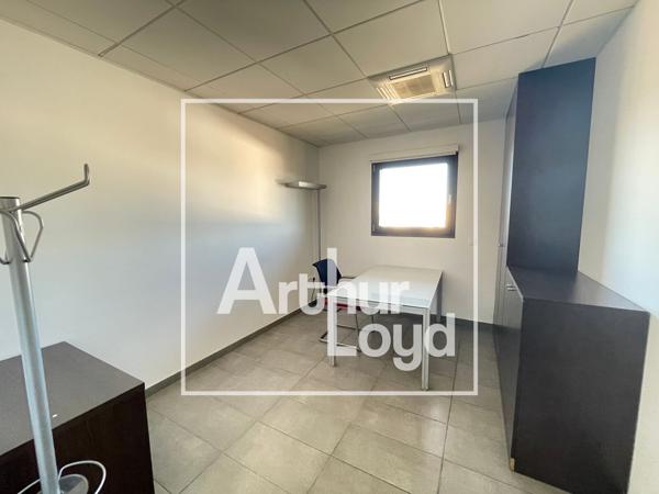 Bureaux à louer à Saint Aunès avec accès PMR et parking libre