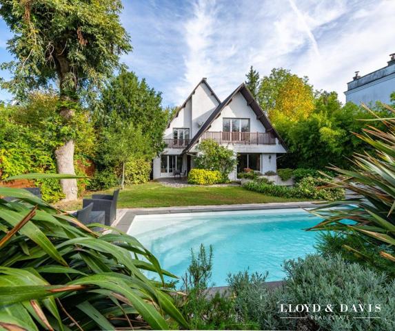 Maison familiale avec piscine. Beaux volumes et fort potentiel
