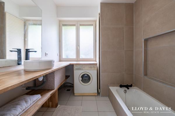 Maison familiale avec piscine. Beaux volumes et fort potentiel