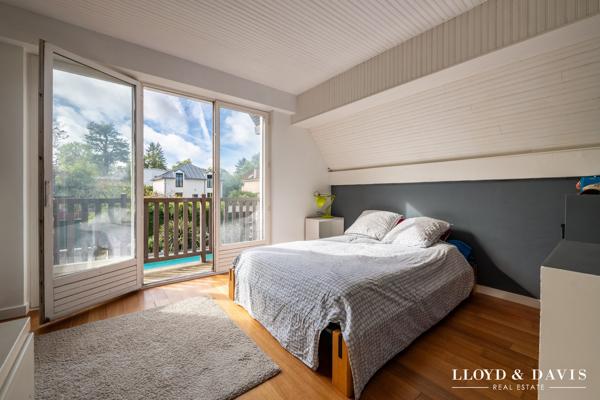 Maison familiale avec piscine. Beaux volumes et fort potentiel