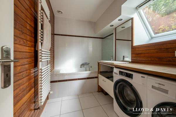 Maison familiale avec piscine. Beaux volumes et fort potentiel