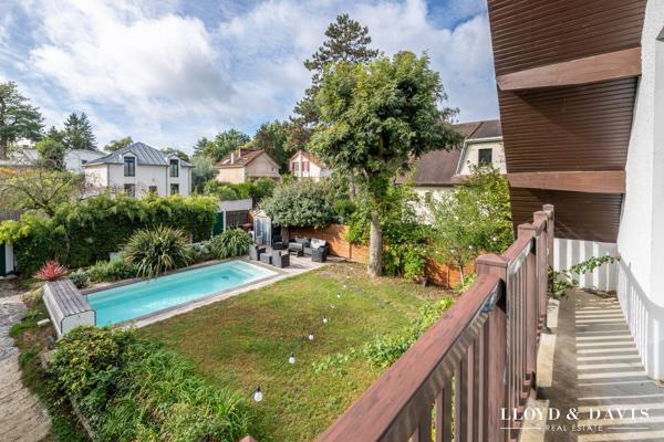 Maison familiale avec piscine. Beaux volumes et fort potentiel