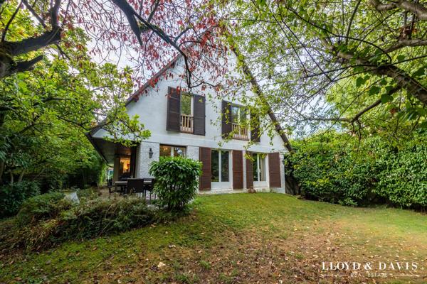 Maison familiale avec piscine. Beaux volumes et fort potentiel