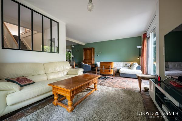Maison familiale avec piscine. Beaux volumes et fort potentiel