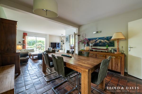Maison familiale avec piscine. Beaux volumes et fort potentiel