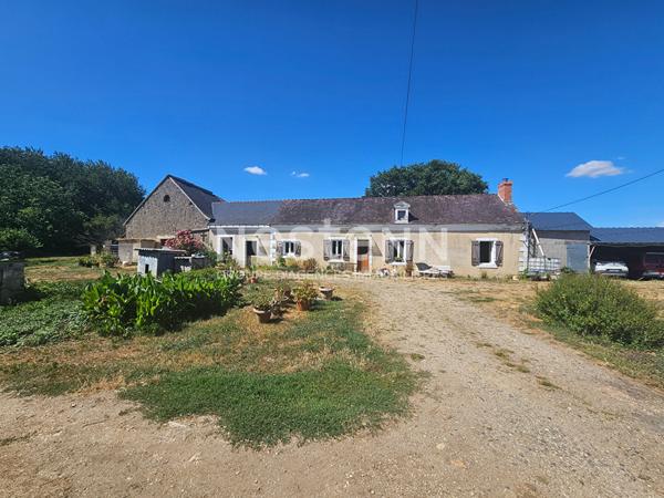 En exclusivité  DURTAL - Ancienne fermette de plain-pied avec dépendances à rénover sur un  terrain d'environ 9700m²