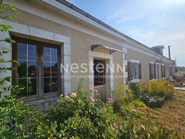 En exclusivité  DURTAL - Ancienne fermette de plain-pied avec dépendances à rénover sur un  terrain d'environ 9700m²