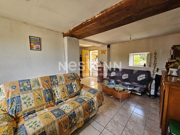 En exclusivité  DURTAL - Ancienne fermette de plain-pied avec dépendances à rénover sur un  terrain d'environ 9700m²