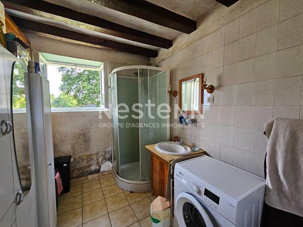 En exclusivité  DURTAL - Ancienne fermette de plain-pied avec dépendances à rénover sur un  terrain d'environ 9700m²