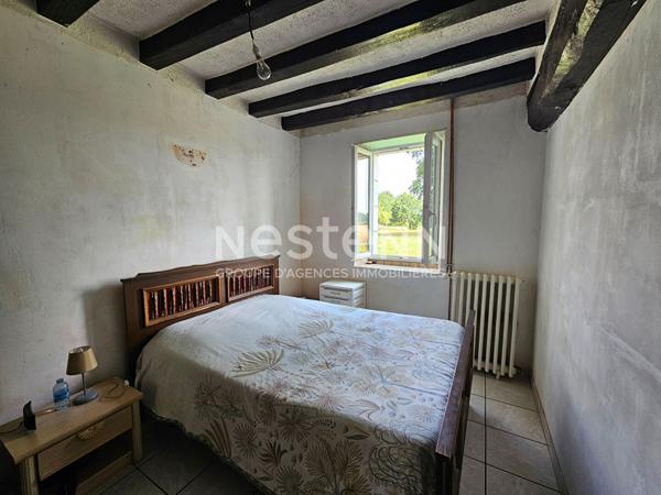 En exclusivité  DURTAL - Ancienne fermette de plain-pied avec dépendances à rénover sur un  terrain d'environ 9700m²