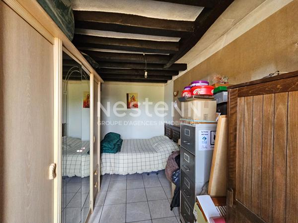 En exclusivité  DURTAL - Ancienne fermette de plain-pied avec dépendances à rénover sur un  terrain d'environ 9700m²