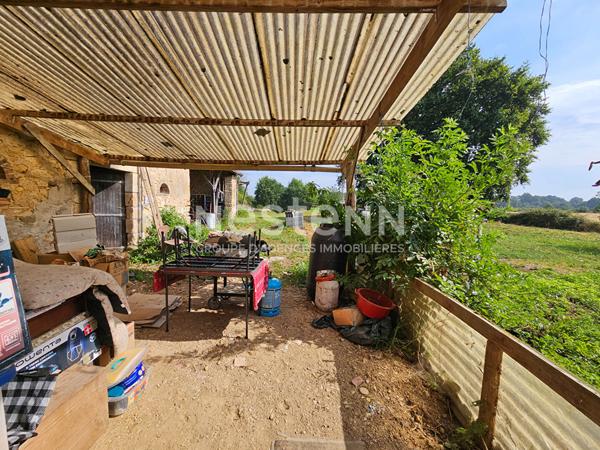 En exclusivité  DURTAL - Ancienne fermette de plain-pied avec dépendances à rénover sur un  terrain d'environ 9700m²