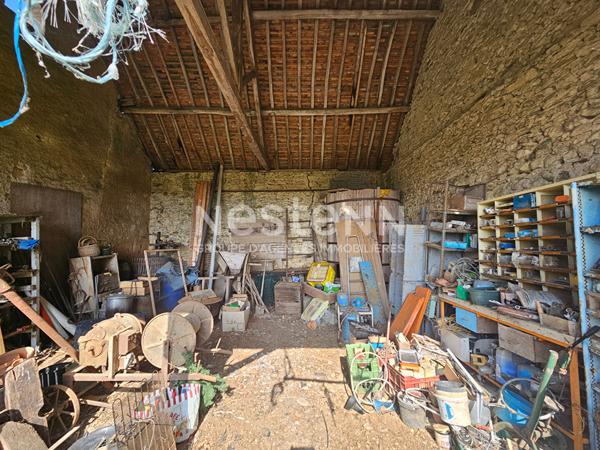 En exclusivité  DURTAL - Ancienne fermette de plain-pied avec dépendances à rénover sur un  terrain d'environ 9700m²