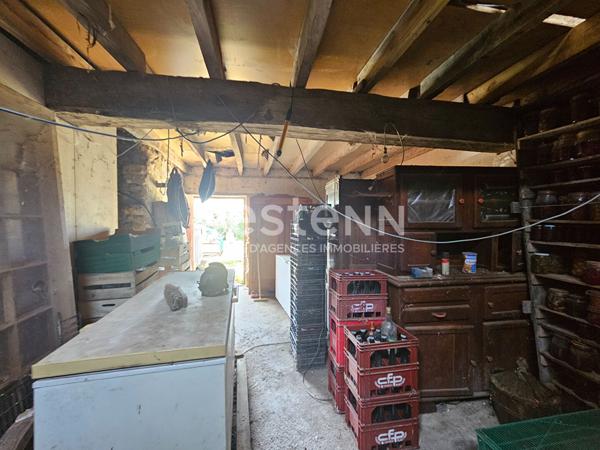 En exclusivité  DURTAL - Ancienne fermette de plain-pied avec dépendances à rénover sur un  terrain d'environ 9700m²