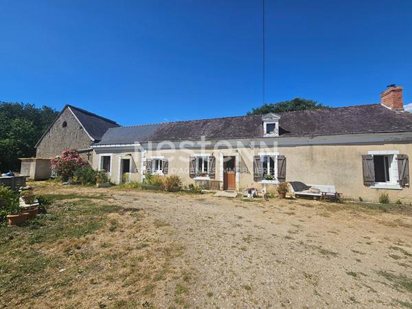 En exclusivité  DURTAL - Ancienne fermette de plain-pied avec dépendances à rénover sur un  terrain d'environ 9700m²