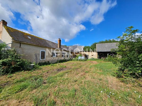 En exclusivité  DURTAL - Ancienne fermette de plain-pied avec dépendances à rénover sur un  terrain d'environ 9700m²