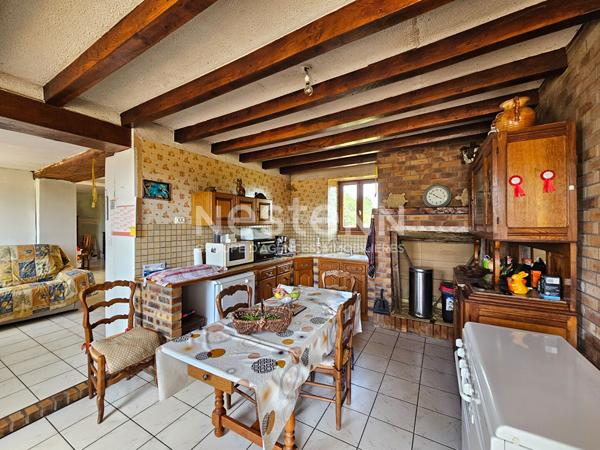 En exclusivité  DURTAL - Ancienne fermette de plain-pied avec dépendances à rénover sur un  terrain d'environ 9700m²