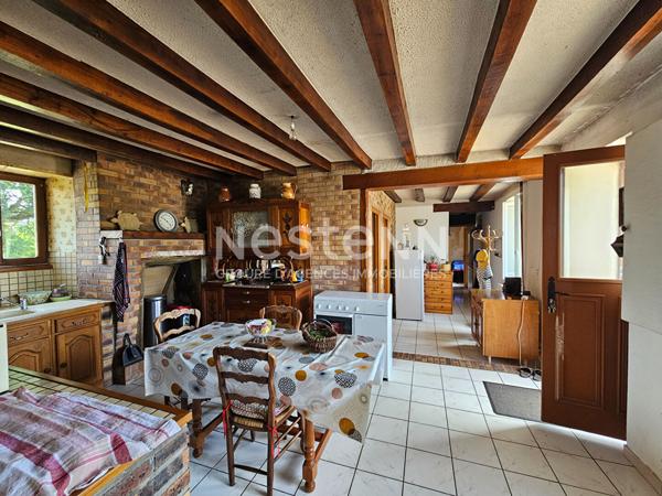 En exclusivité  DURTAL - Ancienne fermette de plain-pied avec dépendances à rénover sur un  terrain d'environ 9700m²