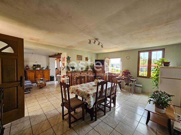 En exclusivité  DURTAL - Ancienne fermette de plain-pied avec dépendances à rénover sur un  terrain d'environ 9700m²