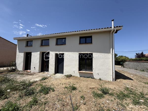 Anna Morra vous propose à la vente, sur la commune de Mondonville, idéalement située entre Pibrac, Mondonville et Cornebarrieu, dans un secteur calme, cette maison pleine de charme en cours de rénovation totale, exposée SUD-EST.

Issue de la division d’une ancienne bâtisse, cette maison T5 mitoyenne d’un côté, allie le cachet de l’ancien et le confort du neuf.

Elle se compose, au rez-de-chaussée, d’une entrée, d’une salle d’eau avec WC, de deux chambres de plus de 13 m², ainsi que d’une pièce de vie de plus de 25 m² avec emplacement cuisine à aménager, donnant accès à une terrasse d’environ 30 m².

Un escalier dessert une mezzanine d’environ 20 m², en vide sur séjour, avec châssis fixes offrant une vue sur le jardin.

L’étage se compose d’une seconde salle d’eau avec WC, d’un dressing, et de deux chambres d’environ 12 m².

La maison est entièrement rénovée (travaux en cours) :
micro-station neuve, isolation neuve, électricité neuve, parquet au sol.
Les fenêtres sont en double vitrage PVC gris anthracite.
Le chauffage sera assuré par une pompe à chaleur et la production d’eau chaude par cumulus.
La façade sera en crépi repeint, et à l’intérieur quelques poteaux en brique apportent du caractère à l’espace.

Les travaux bénéficieront d’une garantie décennale ainsi que d’une assurance dommage ouvrage.

Un DPE sera réalisé en fin de travaux, avec une performance énergétique estimée en classe B ou C.

Le bien est implanté sur une parcelle de 363 m², idéale pour profiter d’un extérieur agréable.

Il restera toutefois quelques finitions à prévoir :
installation de la cuisine aménagée, création des placards, murs prêts à peindre selon vos envies, 
Photos non contractuels