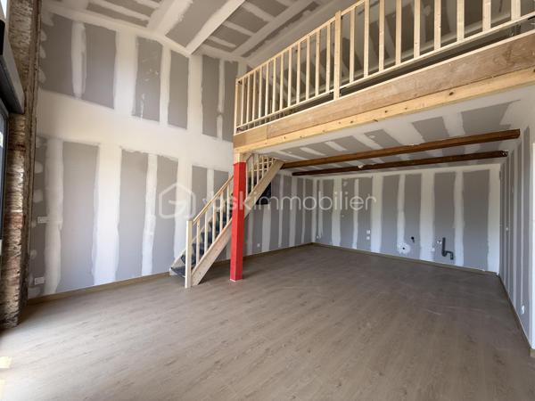 Anna Morra vous propose à la vente, sur la commune de Mondonville, idéalement située entre Pibrac, Mondonville et Cornebarrieu, dans un secteur calme, cette maison pleine de charme en cours de rénovation totale, exposée SUD-EST.

Issue de la division d’une ancienne bâtisse, cette maison T5 mitoyenne d’un côté, allie le cachet de l’ancien et le confort du neuf.

Elle se compose, au rez-de-chaussée, d’une entrée, d’une salle d’eau avec WC, de deux chambres de plus de 13 m², ainsi que d’une pièce de vie de plus de 25 m² avec emplacement cuisine à aménager, donnant accès à une terrasse d’environ 30 m².

Un escalier dessert une mezzanine d’environ 20 m², en vide sur séjour, avec châssis fixes offrant une vue sur le jardin.

L’étage se compose d’une seconde salle d’eau avec WC, d’un dressing, et de deux chambres d’environ 12 m².

La maison est entièrement rénovée (travaux en cours) :
micro-station neuve, isolation neuve, électricité neuve, parquet au sol.
Les fenêtres sont en double vitrage PVC gris anthracite.
Le chauffage sera assuré par une pompe à chaleur et la production d’eau chaude par cumulus.
La façade sera en crépi repeint, et à l’intérieur quelques poteaux en brique apportent du caractère à l’espace.

Les travaux bénéficieront d’une garantie décennale ainsi que d’une assurance dommage ouvrage.

Un DPE sera réalisé en fin de travaux, avec une performance énergétique estimée en classe B ou C.

Le bien est implanté sur une parcelle de 363 m², idéale pour profiter d’un extérieur agréable.

Il restera toutefois quelques finitions à prévoir :
installation de la cuisine aménagée, création des placards, murs prêts à peindre selon vos envies, 
Photos non contractuels
