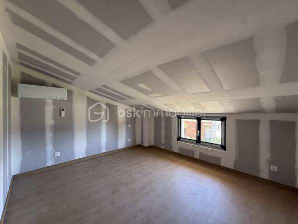 Anna Morra vous propose à la vente, sur la commune de Mondonville, idéalement située entre Pibrac, Mondonville et Cornebarrieu, dans un secteur calme, cette maison pleine de charme en cours de rénovation totale, exposée SUD-EST.

Issue de la division d’une ancienne bâtisse, cette maison T5 mitoyenne d’un côté, allie le cachet de l’ancien et le confort du neuf.

Elle se compose, au rez-de-chaussée, d’une entrée, d’une salle d’eau avec WC, de deux chambres de plus de 13 m², ainsi que d’une pièce de vie de plus de 25 m² avec emplacement cuisine à aménager, donnant accès à une terrasse d’environ 30 m².

Un escalier dessert une mezzanine d’environ 20 m², en vide sur séjour, avec châssis fixes offrant une vue sur le jardin.

L’étage se compose d’une seconde salle d’eau avec WC, d’un dressing, et de deux chambres d’environ 12 m².

La maison est entièrement rénovée (travaux en cours) :
micro-station neuve, isolation neuve, électricité neuve, parquet au sol.
Les fenêtres sont en double vitrage PVC gris anthracite.
Le chauffage sera assuré par une pompe à chaleur et la production d’eau chaude par cumulus.
La façade sera en crépi repeint, et à l’intérieur quelques poteaux en brique apportent du caractère à l’espace.

Les travaux bénéficieront d’une garantie décennale ainsi que d’une assurance dommage ouvrage.

Un DPE sera réalisé en fin de travaux, avec une performance énergétique estimée en classe B ou C.

Le bien est implanté sur une parcelle de 363 m², idéale pour profiter d’un extérieur agréable.

Il restera toutefois quelques finitions à prévoir :
installation de la cuisine aménagée, création des placards, murs prêts à peindre selon vos envies, 
Photos non contractuels