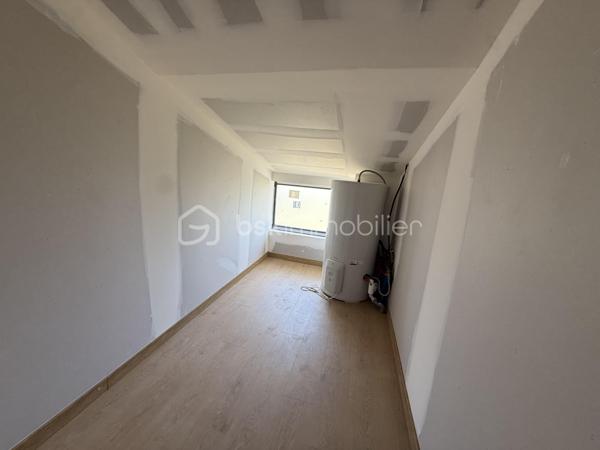 Anna Morra vous propose à la vente, sur la commune de Mondonville, idéalement située entre Pibrac, Mondonville et Cornebarrieu, dans un secteur calme, cette maison pleine de charme en cours de rénovation totale, exposée SUD-EST.

Issue de la division d’une ancienne bâtisse, cette maison T5 mitoyenne d’un côté, allie le cachet de l’ancien et le confort du neuf.

Elle se compose, au rez-de-chaussée, d’une entrée, d’une salle d’eau avec WC, de deux chambres de plus de 13 m², ainsi que d’une pièce de vie de plus de 25 m² avec emplacement cuisine à aménager, donnant accès à une terrasse d’environ 30 m².

Un escalier dessert une mezzanine d’environ 20 m², en vide sur séjour, avec châssis fixes offrant une vue sur le jardin.

L’étage se compose d’une seconde salle d’eau avec WC, d’un dressing, et de deux chambres d’environ 12 m².

La maison est entièrement rénovée (travaux en cours) :
micro-station neuve, isolation neuve, électricité neuve, parquet au sol.
Les fenêtres sont en double vitrage PVC gris anthracite.
Le chauffage sera assuré par une pompe à chaleur et la production d’eau chaude par cumulus.
La façade sera en crépi repeint, et à l’intérieur quelques poteaux en brique apportent du caractère à l’espace.

Les travaux bénéficieront d’une garantie décennale ainsi que d’une assurance dommage ouvrage.

Un DPE sera réalisé en fin de travaux, avec une performance énergétique estimée en classe B ou C.

Le bien est implanté sur une parcelle de 363 m², idéale pour profiter d’un extérieur agréable.

Il restera toutefois quelques finitions à prévoir :
installation de la cuisine aménagée, création des placards, murs prêts à peindre selon vos envies, 
Photos non contractuels