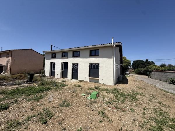 Anna Morra vous propose à la vente, sur la commune de Mondonville, idéalement située entre Pibrac, Mondonville et Cornebarrieu, dans un secteur calme, cette maison pleine de charme en cours de rénovation totale, exposée SUD-EST.

Issue de la division d’une ancienne bâtisse, cette maison T5 mitoyenne d’un côté, allie le cachet de l’ancien et le confort du neuf.

Elle se compose, au rez-de-chaussée, d’une entrée, d’une salle d’eau avec WC, de deux chambres de plus de 13 m², ainsi que d’une pièce de vie de plus de 25 m² avec emplacement cuisine à aménager, donnant accès à une terrasse d’environ 30 m².

Un escalier dessert une mezzanine d’environ 20 m², en vide sur séjour, avec châssis fixes offrant une vue sur le jardin.

L’étage se compose d’une seconde salle d’eau avec WC, d’un dressing, et de deux chambres d’environ 12 m².

La maison est entièrement rénovée (travaux en cours) :
micro-station neuve, isolation neuve, électricité neuve, parquet au sol.
Les fenêtres sont en double vitrage PVC gris anthracite.
Le chauffage sera assuré par une pompe à chaleur et la production d’eau chaude par cumulus.
La façade sera en crépi repeint, et à l’intérieur quelques poteaux en brique apportent du caractère à l’espace.

Les travaux bénéficieront d’une garantie décennale ainsi que d’une assurance dommage ouvrage.

Un DPE sera réalisé en fin de travaux, avec une performance énergétique estimée en classe B ou C.

Le bien est implanté sur une parcelle de 363 m², idéale pour profiter d’un extérieur agréable.

Il restera toutefois quelques finitions à prévoir :
installation de la cuisine aménagée, création des placards, murs prêts à peindre selon vos envies, 
Photos non contractuels