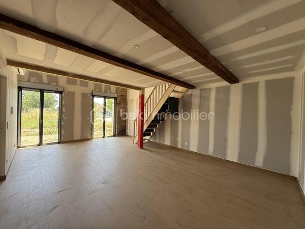 Anna Morra vous propose à la vente, sur la commune de Mondonville, idéalement située entre Pibrac, Mondonville et Cornebarrieu, dans un secteur calme, cette maison pleine de charme en cours de rénovation totale, exposée SUD-EST.

Issue de la division d’une ancienne bâtisse, cette maison T5 mitoyenne d’un côté, allie le cachet de l’ancien et le confort du neuf.

Elle se compose, au rez-de-chaussée, d’une entrée, d’une salle d’eau avec WC, de deux chambres de plus de 13 m², ainsi que d’une pièce de vie de plus de 25 m² avec emplacement cuisine à aménager, donnant accès à une terrasse d’environ 30 m².

Un escalier dessert une mezzanine d’environ 20 m², en vide sur séjour, avec châssis fixes offrant une vue sur le jardin.

L’étage se compose d’une seconde salle d’eau avec WC, d’un dressing, et de deux chambres d’environ 12 m².

La maison est entièrement rénovée (travaux en cours) :
micro-station neuve, isolation neuve, électricité neuve, parquet au sol.
Les fenêtres sont en double vitrage PVC gris anthracite.
Le chauffage sera assuré par une pompe à chaleur et la production d’eau chaude par cumulus.
La façade sera en crépi repeint, et à l’intérieur quelques poteaux en brique apportent du caractère à l’espace.

Les travaux bénéficieront d’une garantie décennale ainsi que d’une assurance dommage ouvrage.

Un DPE sera réalisé en fin de travaux, avec une performance énergétique estimée en classe B ou C.

Le bien est implanté sur une parcelle de 363 m², idéale pour profiter d’un extérieur agréable.

Il restera toutefois quelques finitions à prévoir :
installation de la cuisine aménagée, création des placards, murs prêts à peindre selon vos envies, 
Photos non contractuels