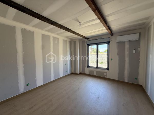 Anna Morra vous propose à la vente, sur la commune de Mondonville, idéalement située entre Pibrac, Mondonville et Cornebarrieu, dans un secteur calme, cette maison pleine de charme en cours de rénovation totale, exposée SUD-EST.

Issue de la division d’une ancienne bâtisse, cette maison T5 mitoyenne d’un côté, allie le cachet de l’ancien et le confort du neuf.

Elle se compose, au rez-de-chaussée, d’une entrée, d’une salle d’eau avec WC, de deux chambres de plus de 13 m², ainsi que d’une pièce de vie de plus de 25 m² avec emplacement cuisine à aménager, donnant accès à une terrasse d’environ 30 m².

Un escalier dessert une mezzanine d’environ 20 m², en vide sur séjour, avec châssis fixes offrant une vue sur le jardin.

L’étage se compose d’une seconde salle d’eau avec WC, d’un dressing, et de deux chambres d’environ 12 m².

La maison est entièrement rénovée (travaux en cours) :
micro-station neuve, isolation neuve, électricité neuve, parquet au sol.
Les fenêtres sont en double vitrage PVC gris anthracite.
Le chauffage sera assuré par une pompe à chaleur et la production d’eau chaude par cumulus.
La façade sera en crépi repeint, et à l’intérieur quelques poteaux en brique apportent du caractère à l’espace.

Les travaux bénéficieront d’une garantie décennale ainsi que d’une assurance dommage ouvrage.

Un DPE sera réalisé en fin de travaux, avec une performance énergétique estimée en classe B ou C.

Le bien est implanté sur une parcelle de 363 m², idéale pour profiter d’un extérieur agréable.

Il restera toutefois quelques finitions à prévoir :
installation de la cuisine aménagée, création des placards, murs prêts à peindre selon vos envies, 
Photos non contractuels