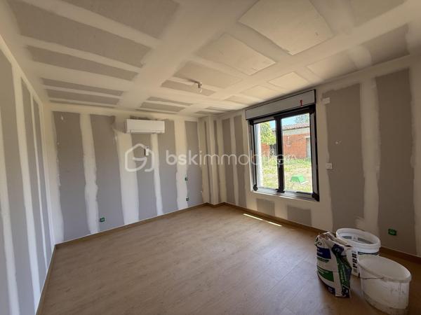 Anna Morra vous propose à la vente, sur la commune de Mondonville, idéalement située entre Pibrac, Mondonville et Cornebarrieu, dans un secteur calme, cette maison pleine de charme en cours de rénovation totale, exposée SUD-EST.

Issue de la division d’une ancienne bâtisse, cette maison T5 mitoyenne d’un côté, allie le cachet de l’ancien et le confort du neuf.

Elle se compose, au rez-de-chaussée, d’une entrée, d’une salle d’eau avec WC, de deux chambres de plus de 13 m², ainsi que d’une pièce de vie de plus de 25 m² avec emplacement cuisine à aménager, donnant accès à une terrasse d’environ 30 m².

Un escalier dessert une mezzanine d’environ 20 m², en vide sur séjour, avec châssis fixes offrant une vue sur le jardin.

L’étage se compose d’une seconde salle d’eau avec WC, d’un dressing, et de deux chambres d’environ 12 m².

La maison est entièrement rénovée (travaux en cours) :
micro-station neuve, isolation neuve, électricité neuve, parquet au sol.
Les fenêtres sont en double vitrage PVC gris anthracite.
Le chauffage sera assuré par une pompe à chaleur et la production d’eau chaude par cumulus.
La façade sera en crépi repeint, et à l’intérieur quelques poteaux en brique apportent du caractère à l’espace.

Les travaux bénéficieront d’une garantie décennale ainsi que d’une assurance dommage ouvrage.

Un DPE sera réalisé en fin de travaux, avec une performance énergétique estimée en classe B ou C.

Le bien est implanté sur une parcelle de 363 m², idéale pour profiter d’un extérieur agréable.

Il restera toutefois quelques finitions à prévoir :
installation de la cuisine aménagée, création des placards, murs prêts à peindre selon vos envies, 
Photos non contractuels