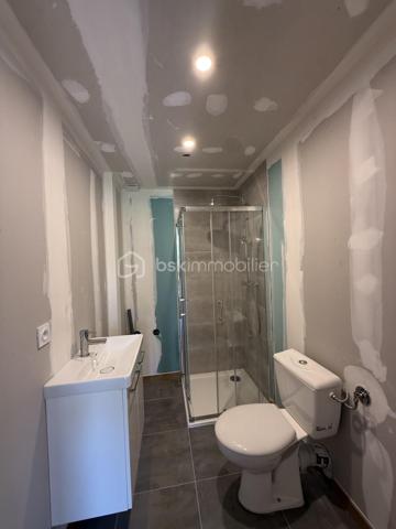 Anna Morra vous propose à la vente, sur la commune de Mondonville, idéalement située entre Pibrac, Mondonville et Cornebarrieu, dans un secteur calme, cette maison pleine de charme en cours de rénovation totale, exposée SUD-EST.

Issue de la division d’une ancienne bâtisse, cette maison T5 mitoyenne d’un côté, allie le cachet de l’ancien et le confort du neuf.

Elle se compose, au rez-de-chaussée, d’une entrée, d’une salle d’eau avec WC, de deux chambres de plus de 13 m², ainsi que d’une pièce de vie de plus de 25 m² avec emplacement cuisine à aménager, donnant accès à une terrasse d’environ 30 m².

Un escalier dessert une mezzanine d’environ 20 m², en vide sur séjour, avec châssis fixes offrant une vue sur le jardin.

L’étage se compose d’une seconde salle d’eau avec WC, d’un dressing, et de deux chambres d’environ 12 m².

La maison est entièrement rénovée (travaux en cours) :
micro-station neuve, isolation neuve, électricité neuve, parquet au sol.
Les fenêtres sont en double vitrage PVC gris anthracite.
Le chauffage sera assuré par une pompe à chaleur et la production d’eau chaude par cumulus.
La façade sera en crépi repeint, et à l’intérieur quelques poteaux en brique apportent du caractère à l’espace.

Les travaux bénéficieront d’une garantie décennale ainsi que d’une assurance dommage ouvrage.

Un DPE sera réalisé en fin de travaux, avec une performance énergétique estimée en classe B ou C.

Le bien est implanté sur une parcelle de 363 m², idéale pour profiter d’un extérieur agréable.

Il restera toutefois quelques finitions à prévoir :
installation de la cuisine aménagée, création des placards, murs prêts à peindre selon vos envies, 
Photos non contractuels