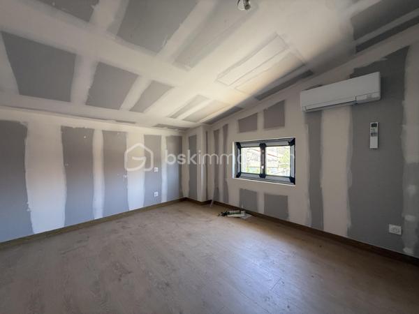 Anna Morra vous propose à la vente, sur la commune de Mondonville, idéalement située entre Pibrac, Mondonville et Cornebarrieu, dans un secteur calme, cette maison pleine de charme en cours de rénovation totale, exposée SUD-EST.

Issue de la division d’une ancienne bâtisse, cette maison T5 mitoyenne d’un côté, allie le cachet de l’ancien et le confort du neuf.

Elle se compose, au rez-de-chaussée, d’une entrée, d’une salle d’eau avec WC, de deux chambres de plus de 13 m², ainsi que d’une pièce de vie de plus de 25 m² avec emplacement cuisine à aménager, donnant accès à une terrasse d’environ 30 m².

Un escalier dessert une mezzanine d’environ 20 m², en vide sur séjour, avec châssis fixes offrant une vue sur le jardin.

L’étage se compose d’une seconde salle d’eau avec WC, d’un dressing, et de deux chambres d’environ 12 m².

La maison est entièrement rénovée (travaux en cours) :
micro-station neuve, isolation neuve, électricité neuve, parquet au sol.
Les fenêtres sont en double vitrage PVC gris anthracite.
Le chauffage sera assuré par une pompe à chaleur et la production d’eau chaude par cumulus.
La façade sera en crépi repeint, et à l’intérieur quelques poteaux en brique apportent du caractère à l’espace.

Les travaux bénéficieront d’une garantie décennale ainsi que d’une assurance dommage ouvrage.

Un DPE sera réalisé en fin de travaux, avec une performance énergétique estimée en classe B ou C.

Le bien est implanté sur une parcelle de 363 m², idéale pour profiter d’un extérieur agréable.

Il restera toutefois quelques finitions à prévoir :
installation de la cuisine aménagée, création des placards, murs prêts à peindre selon vos envies, 
Photos non contractuels