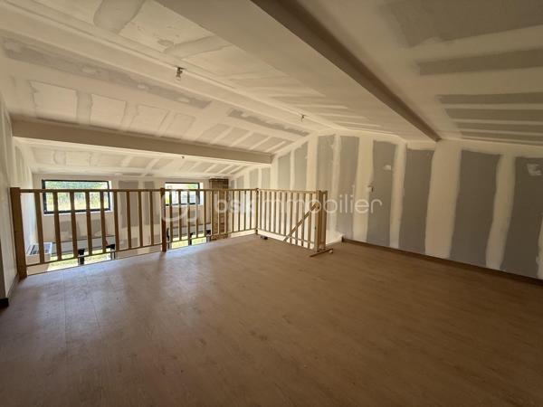 Anna Morra vous propose à la vente, sur la commune de Mondonville, idéalement située entre Pibrac, Mondonville et Cornebarrieu, dans un secteur calme, cette maison pleine de charme en cours de rénovation totale, exposée SUD-EST.

Issue de la division d’une ancienne bâtisse, cette maison T5 mitoyenne d’un côté, allie le cachet de l’ancien et le confort du neuf.

Elle se compose, au rez-de-chaussée, d’une entrée, d’une salle d’eau avec WC, de deux chambres de plus de 13 m², ainsi que d’une pièce de vie de plus de 25 m² avec emplacement cuisine à aménager, donnant accès à une terrasse d’environ 30 m².

Un escalier dessert une mezzanine d’environ 20 m², en vide sur séjour, avec châssis fixes offrant une vue sur le jardin.

L’étage se compose d’une seconde salle d’eau avec WC, d’un dressing, et de deux chambres d’environ 12 m².

La maison est entièrement rénovée (travaux en cours) :
micro-station neuve, isolation neuve, électricité neuve, parquet au sol.
Les fenêtres sont en double vitrage PVC gris anthracite.
Le chauffage sera assuré par une pompe à chaleur et la production d’eau chaude par cumulus.
La façade sera en crépi repeint, et à l’intérieur quelques poteaux en brique apportent du caractère à l’espace.

Les travaux bénéficieront d’une garantie décennale ainsi que d’une assurance dommage ouvrage.

Un DPE sera réalisé en fin de travaux, avec une performance énergétique estimée en classe B ou C.

Le bien est implanté sur une parcelle de 363 m², idéale pour profiter d’un extérieur agréable.

Il restera toutefois quelques finitions à prévoir :
installation de la cuisine aménagée, création des placards, murs prêts à peindre selon vos envies, 
Photos non contractuels