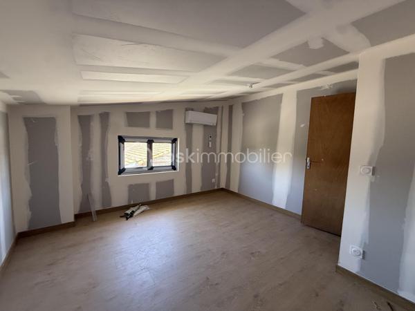 Anna Morra vous propose à la vente, sur la commune de Mondonville, idéalement située entre Pibrac, Mondonville et Cornebarrieu, dans un secteur calme, cette maison pleine de charme en cours de rénovation totale, exposée SUD-EST.

Issue de la division d’une ancienne bâtisse, cette maison T5 mitoyenne d’un côté, allie le cachet de l’ancien et le confort du neuf.

Elle se compose, au rez-de-chaussée, d’une entrée, d’une salle d’eau avec WC, de deux chambres de plus de 13 m², ainsi que d’une pièce de vie de plus de 25 m² avec emplacement cuisine à aménager, donnant accès à une terrasse d’environ 30 m².

Un escalier dessert une mezzanine d’environ 20 m², en vide sur séjour, avec châssis fixes offrant une vue sur le jardin.

L’étage se compose d’une seconde salle d’eau avec WC, d’un dressing, et de deux chambres d’environ 12 m².

La maison est entièrement rénovée (travaux en cours) :
micro-station neuve, isolation neuve, électricité neuve, parquet au sol.
Les fenêtres sont en double vitrage PVC gris anthracite.
Le chauffage sera assuré par une pompe à chaleur et la production d’eau chaude par cumulus.
La façade sera en crépi repeint, et à l’intérieur quelques poteaux en brique apportent du caractère à l’espace.

Les travaux bénéficieront d’une garantie décennale ainsi que d’une assurance dommage ouvrage.

Un DPE sera réalisé en fin de travaux, avec une performance énergétique estimée en classe B ou C.

Le bien est implanté sur une parcelle de 363 m², idéale pour profiter d’un extérieur agréable.

Il restera toutefois quelques finitions à prévoir :
installation de la cuisine aménagée, création des placards, murs prêts à peindre selon vos envies, 
Photos non contractuels