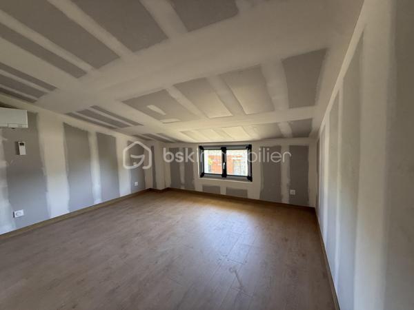 Anna Morra vous propose à la vente, sur la commune de Mondonville, idéalement située entre Pibrac, Mondonville et Cornebarrieu, dans un secteur calme, cette maison pleine de charme en cours de rénovation totale, exposée SUD-EST.

Issue de la division d’une ancienne bâtisse, cette maison T5 mitoyenne d’un côté, allie le cachet de l’ancien et le confort du neuf.

Elle se compose, au rez-de-chaussée, d’une entrée, d’une salle d’eau avec WC, de deux chambres de plus de 13 m², ainsi que d’une pièce de vie de plus de 25 m² avec emplacement cuisine à aménager, donnant accès à une terrasse d’environ 30 m².

Un escalier dessert une mezzanine d’environ 20 m², en vide sur séjour, avec châssis fixes offrant une vue sur le jardin.

L’étage se compose d’une seconde salle d’eau avec WC, d’un dressing, et de deux chambres d’environ 12 m².

La maison est entièrement rénovée (travaux en cours) :
micro-station neuve, isolation neuve, électricité neuve, parquet au sol.
Les fenêtres sont en double vitrage PVC gris anthracite.
Le chauffage sera assuré par une pompe à chaleur et la production d’eau chaude par cumulus.
La façade sera en crépi repeint, et à l’intérieur quelques poteaux en brique apportent du caractère à l’espace.

Les travaux bénéficieront d’une garantie décennale ainsi que d’une assurance dommage ouvrage.

Un DPE sera réalisé en fin de travaux, avec une performance énergétique estimée en classe B ou C.

Le bien est implanté sur une parcelle de 363 m², idéale pour profiter d’un extérieur agréable.

Il restera toutefois quelques finitions à prévoir :
installation de la cuisine aménagée, création des placards, murs prêts à peindre selon vos envies, 
Photos non contractuels