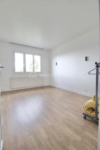 Situé sur la commune de Chéroy, ce pavillon parfaitement entretenu bénéficie d'un emplacement privilégié. Vous profiterez d'une vie quotidienne facilitée grâce à la proximité immédiate de tous les commerces et commodités, accessibles en seulement quelques minutes à pied. Saine et fonctionnelle, cette maison ne nécessite aucun travail de gros œuvre immédiat.


Dès l'entrée, vous découvrirez une belle pièce d'accueil qui mène à un vaste salon-séjour particulièrement lumineux avec un conduit de cheminée en attente . Ce niveau comprend également une cuisine séparée, entièrement aménagée et fonctionnelle.
La partie nuit se compose de trois belles chambres confortables, idéales pour une famille. Une salle de bain équipée d'une baignoire ainsi qu'un toilette séparé complètent cet espace.
La maison est édifiée sur un sous-sol total parfaitement compartimenté. Ce dernier abrite une chaufferie, un grand garage pour stationner votre véhicule en toute sécurité et un coin atelier idéal pour le bricolage ou le stockage. De plus, un grenier aménageable offre une opportunité remarquable d'augmenter la surface habitable selon vos projets futurs.
Ce pavillon se démarque par la qualité de son entretien et ses rénovations récentes, qui vous apporteront confort et sérénité au quotidien comme le double vitrage récent pour une isolation thermique et phonique optimale , Une installation électrique refaite.
Une structure saine et soignée, prête à accueillir ses nouveaux propriétaires.
Pour obtenir plus de renseignements sur ce bien ou pour organiser une prochaine visite, je vous invite à me contacter dès à présent.
